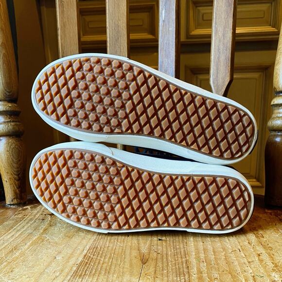 Vans Sk8-Hi 46 MTE DX High Top
Suede / Faux Fur Sneaker, Men’s 7.5 / Women’s 9 - Picture 5 of 7